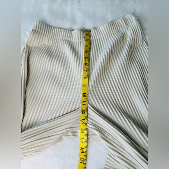 Aritzia Babaton “Skilled” Cream Wide-Leg Pleated Pants Size Large - Picture 6 of 12